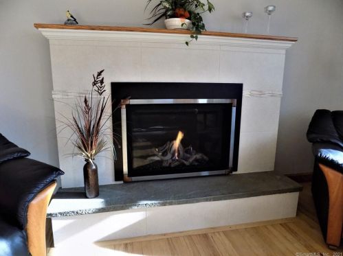 282 Hayden Sta Rd, Windsor CT 06095-1407 exterior