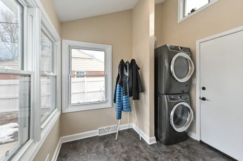 416 Dean Rd, Milwaukee WI  53217-2707 exterior