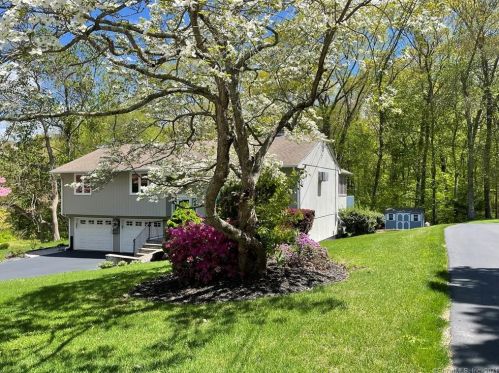 131 Pollys Ln, Uncasville, CT 06382-1436