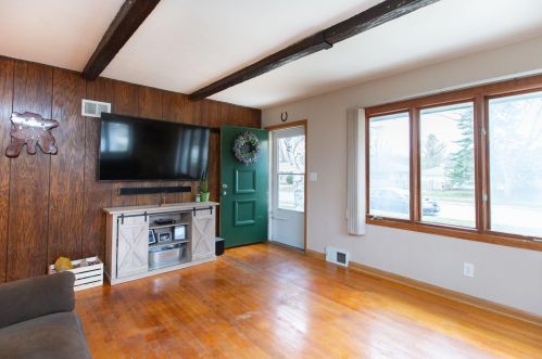 8827 Daphne St, Milwaukee, WI 53224-5342
