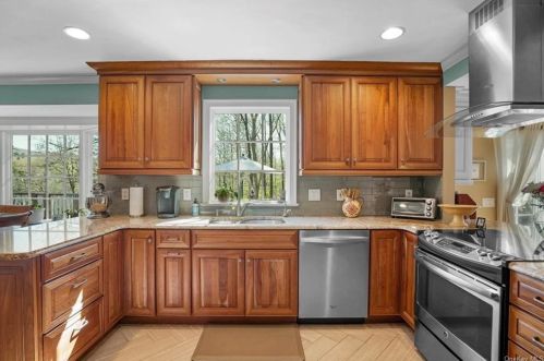 28 Kings Point Ln, Washingtonville NY  10992-2026 exterior