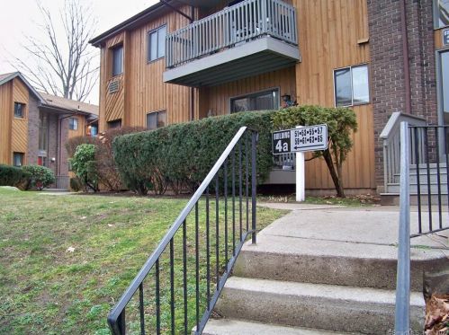 51 Riverview Dr, Bridgeport, CT 06606-5939