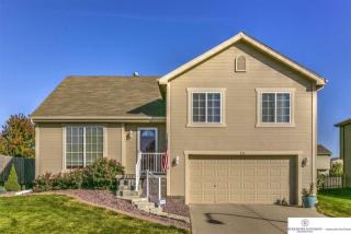 826 Clearwater Dr, Omaha NE  68046-3227 exterior