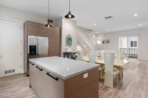 5664 Hazeltine Ave, Van Nuys CA  91423-2832 exterior