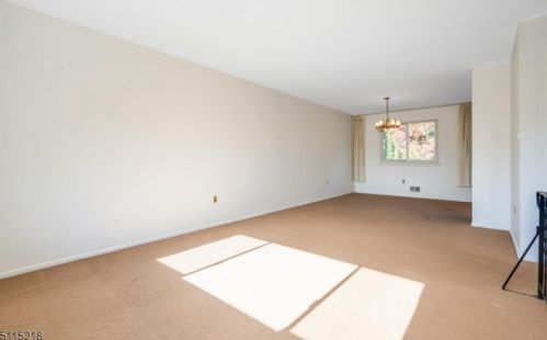 5 Hillside Dr, Clinton NJ 08809-1213 exterior