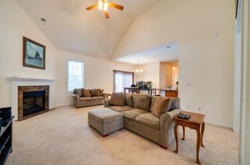 14 Szepanski Rd, Windsor Locks, CT 06096-1257