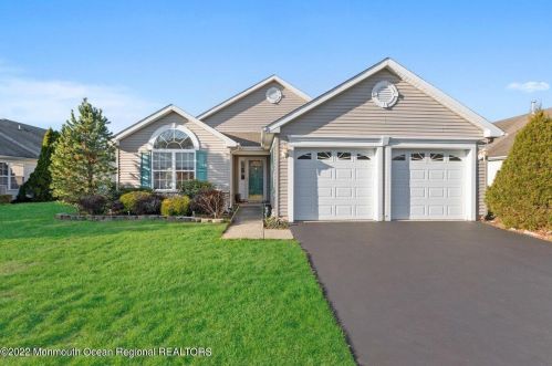 42 Rosewood Dr, Lakewood, NJ 08701-5758