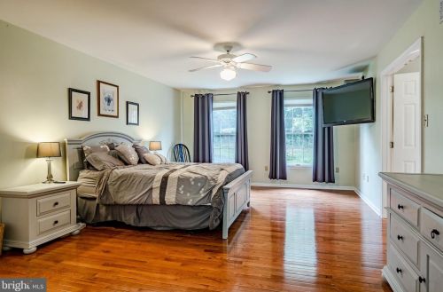 18 Spring Meadow Dr, Downingtown, PA 19335-1300