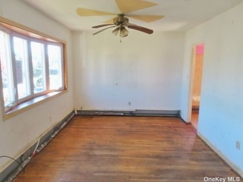 233 Rushmore St, Westbury NY  11590-3822 exterior