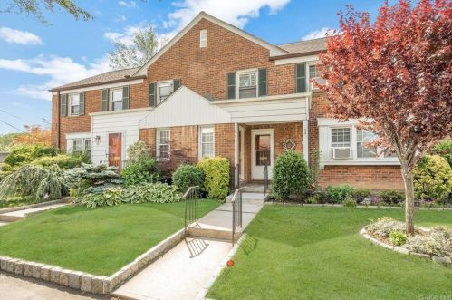 73 Robins Cres, New Rochelle, NY 10801-1003