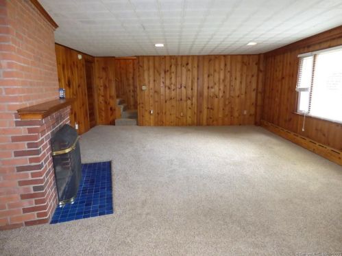 6 Ridgeland Cir, Wallingford CT  06492-2121 exterior