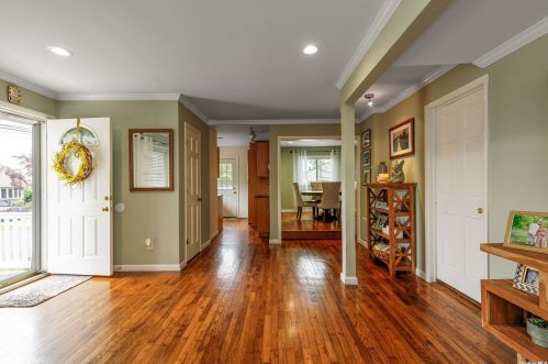 112 Granada Ave, North Lindenhurst NY  11757-6527 exterior