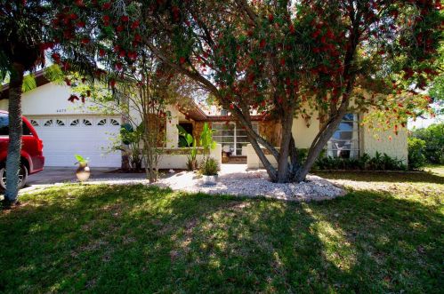 4475 Huron Rd, Saint Petersburg, FL 33708-3137