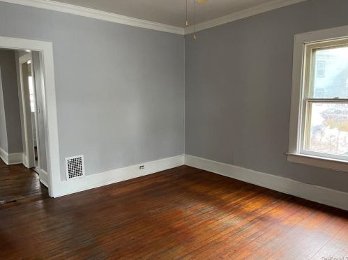 8 Smith St, Middletown, NY 10940-3711