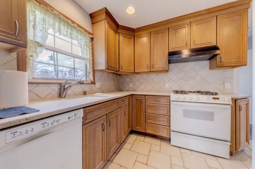 9 Roxbury Rd, Westbury NY  11590-1653 exterior