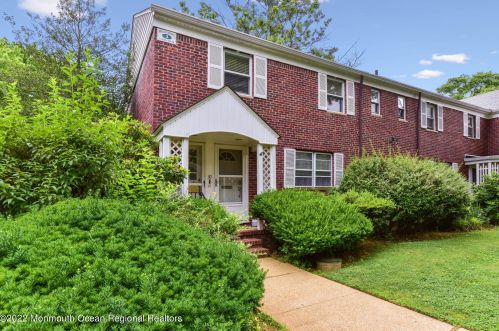 31 Manor Dr, Tinton Falls, NJ 07712-2568