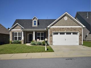 69 Creekwalk Ln, Hendersonville, NC 28792-8562