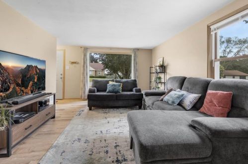 1255 Hickory Hill Dr, Green Bay, WI 54304-2363