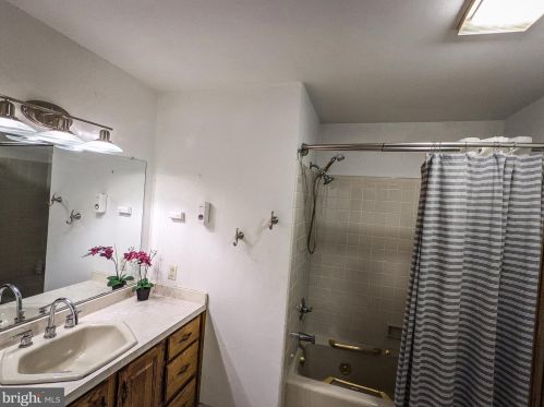 619 Davis Rd, Cheltenham PA  19012-1636 exterior