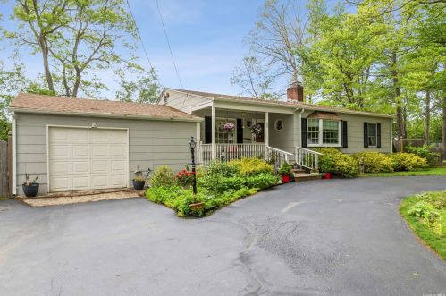 28 Forest Ave, Lake Grove, NY 11755-1503