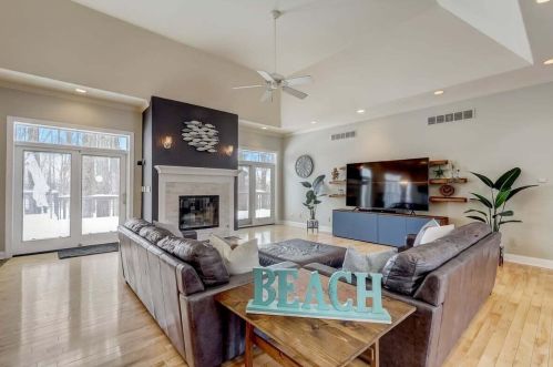 1947 Southwood Trl, West Bend WI  53090-8971 exterior