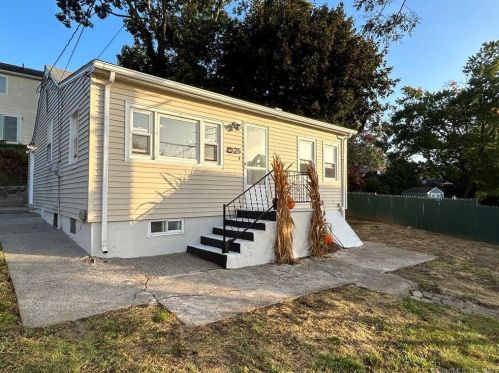 52 Kent St, Milford, CT 06461-2948