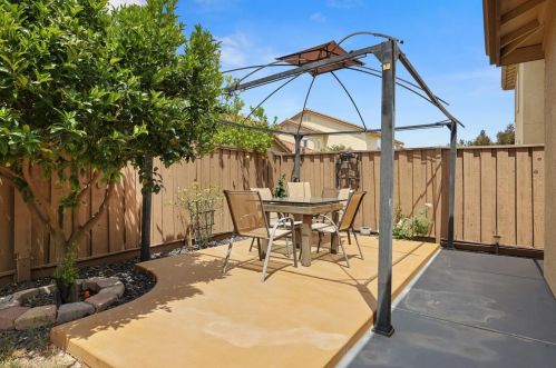 767 Red Barn Pl, Lathrop CA  95330-8975 exterior