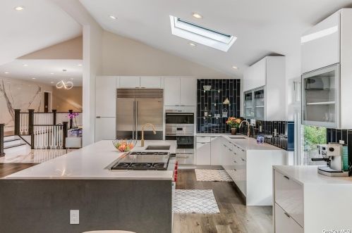 2 Blue Sea Ln, Great Neck NY  11024-1504 exterior