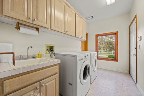 26945 Brooken Ave, Santa Clarita CA  91387-3904 exterior