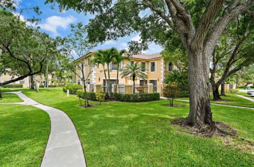390 Prestwick Cir, West Palm Beach, FL 33418-8418