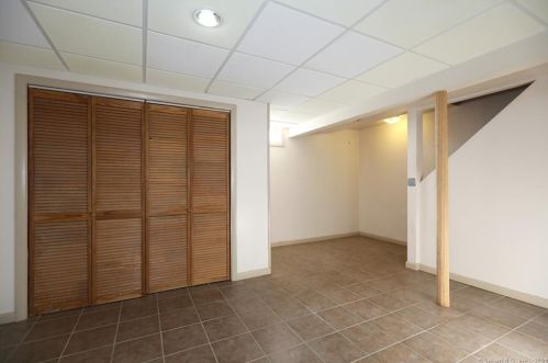 60 Berrios Hl Rd, Windsor CT 06095-1000 exterior