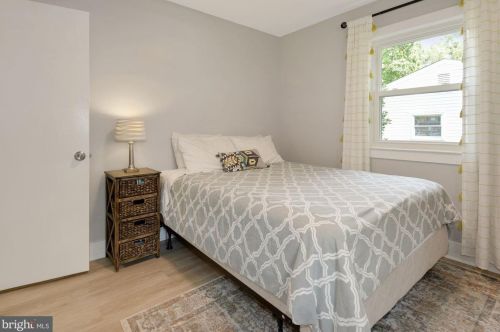 1268 Redwood Ct, Herndon VA  20170-3634 exterior