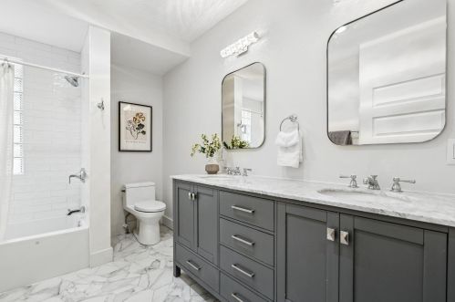 2750 Murray Ave, Milwaukee WI  53211-3645 exterior