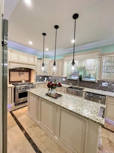 2 Linden Pl, Middletown NY  10940-4824 exterior