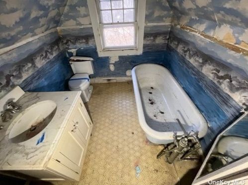 2705 Lighthouse Rd, Southold NY  11971-3107 exterior