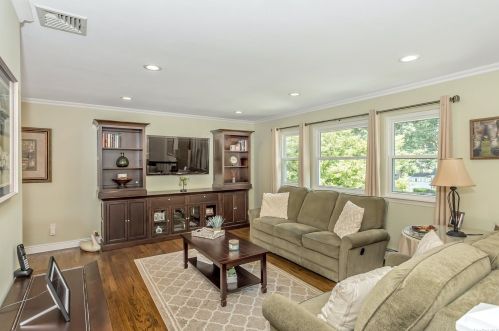 1842 Monroe Ave, Seaford, NY 11783-2149