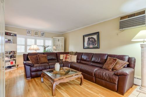 18 Reed Ln, Westbury NY  11590-1943 exterior