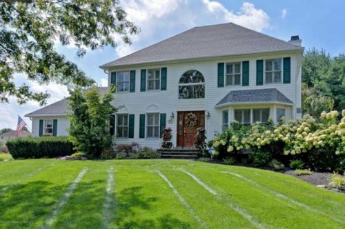 6 Iroquois Dr, East Freehold, NJ 07728-7875