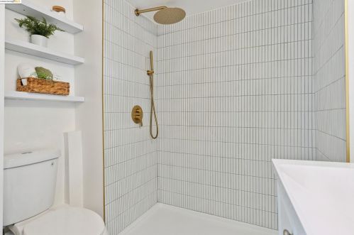 8017 Crest Ave, Oakland CA  94605-3611 exterior