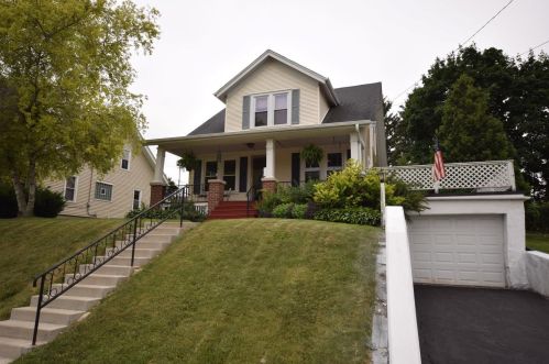 511 River Dr, West Bend, WI 53090-1519