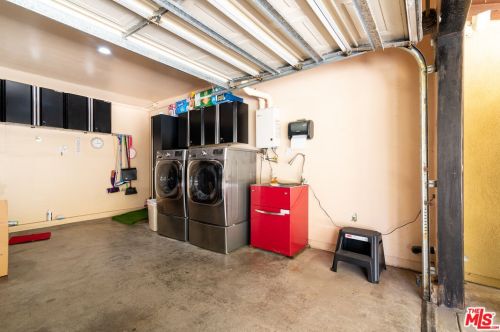 16038 Hartland St, Van Nuys CA 91406-4520 exterior