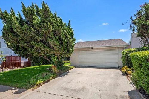 4657 Huggins St, San Diego CA  92122-2609 exterior