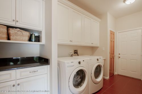 32 Carriage House Ln, Little Silver NJ  07739-1729 exterior