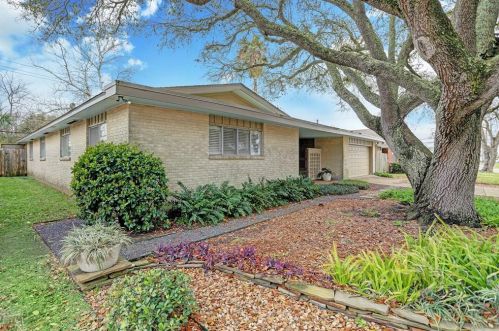 319 Barracuda Ave, Galveston, TX 77550-3224