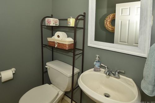 4 Lookout Lndg, Ellington CT  06029-2543 exterior