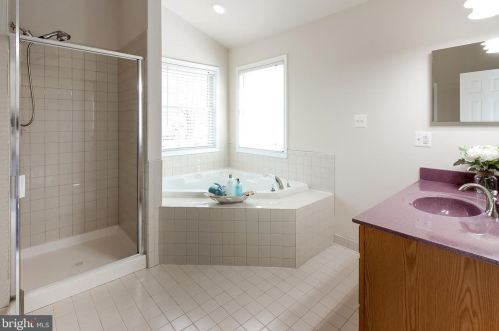 7337 Hooes Rd, Springfield VA 22152-3704 exterior