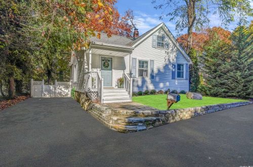67 Atlantic Dr, Scotts Beach, NY 11789-1918