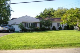 85 Oakdale St, Bayshore, NY 11706-2630