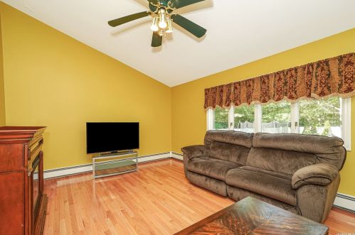 2 Autumn Dr, Mount Sinai NY  11766-2300 exterior