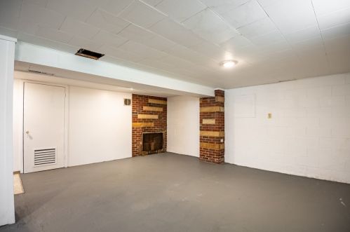 60 Wick Ave, Hermitage PA  16148-1811 exterior